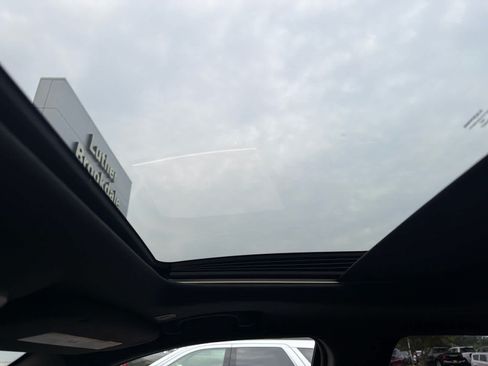 Used 2019 Jeep Grand Cherokee Limited w/ Trailer Tow Group IV AWD/4WD image 9