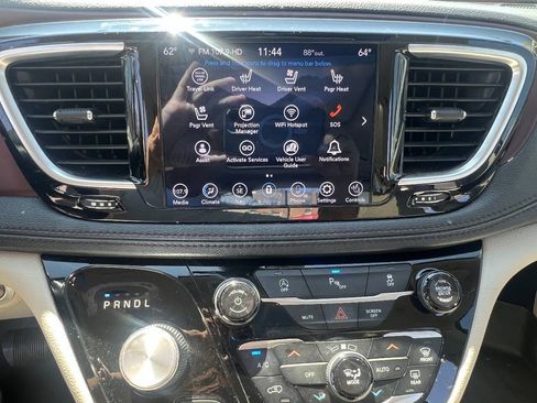 Used 2020 Chrysler Pacifica Limited FWD image 12