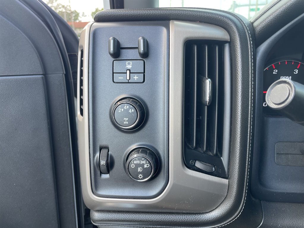 Used 2015 GMC Sierra 2500 Denali w/ Duramax Plus Package AWD/4WD image 33
