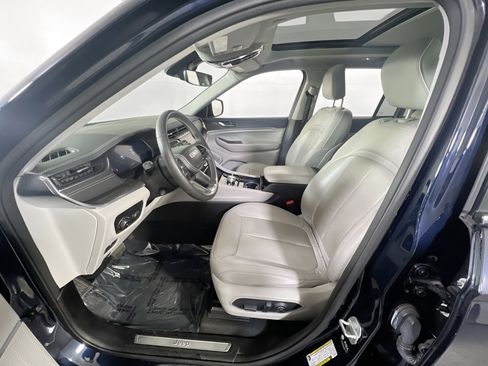 Used 2023 Jeep Grand Cherokee Overland AWD/4WD image 21