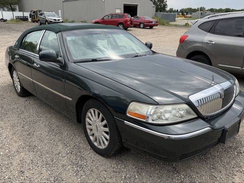 Used 2003 Lincoln Town Car Signature RWD image 6