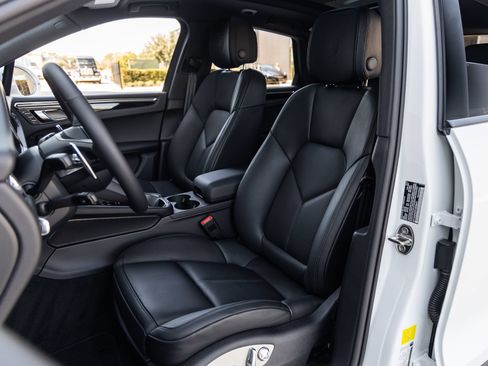 Certified 2026 Porsche Macan AWD/4WD image 5