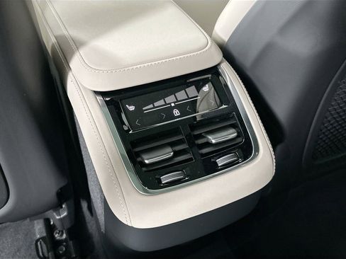New 2025 Volvo XC90 B6 Core w/ Climate Package image 24