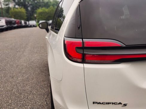 Used 2023 Chrysler Pacifica Limited w/ Uconnect Theater Family Group AWD/4WD image 9