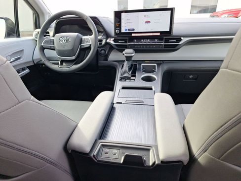 Used 2025 Toyota Sienna XLE image 33