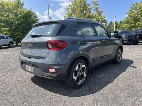 Used 2024 Hyundai Venue SEL FWD image 4