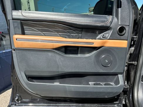 Used 2022 Ford Expedition Max Platinum RWD image 9