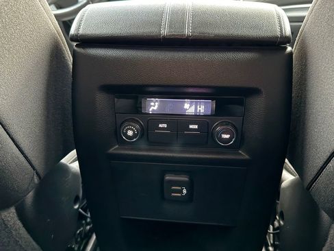 Used 2022 Chevrolet Traverse LT image 27