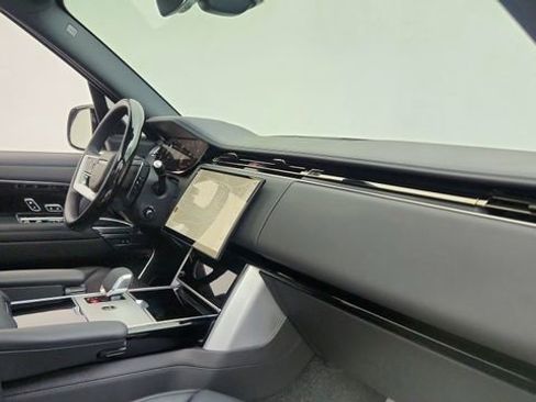 Used 2025 Land Rover Range Rover SE image 19