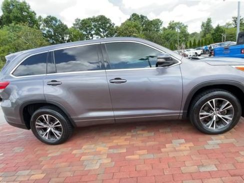 Used 2018 Toyota Highlander LE FWD image 2