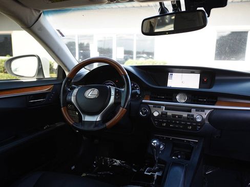 Used 2014 Lexus ES 300h w/ Premium Package w/Bamboo Trim FWD image 13