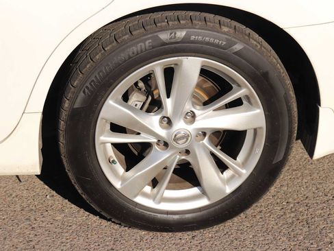 Used 2015 Nissan Altima 2.5 SL w/ Moonroof Package FWD image 9