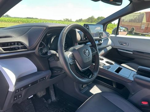 Used 2023 Toyota Sienna XSE AWD/4WD image 12