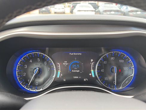 Used 2023 Chrysler Pacifica Touring-L FWD image 7