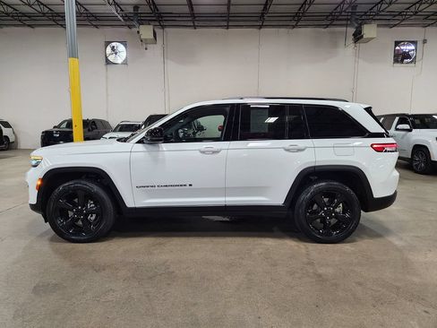 Used 2023 Jeep Grand Cherokee Altitude AWD/4WD image 7