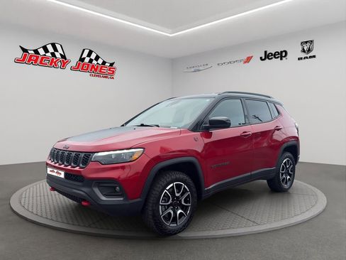 Used 2025 Jeep Compass Trailhawk w/ Trailhawk Elite Group AWD/4WD image 2