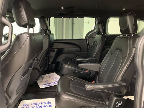 Used 2025 Chrysler Pacifica Select FWD image 19