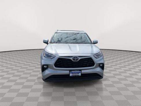 Used 2024 Toyota Highlander XLE image 2