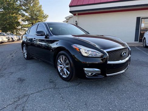 Used 2019 INFINITI Q70 Luxe image 4
