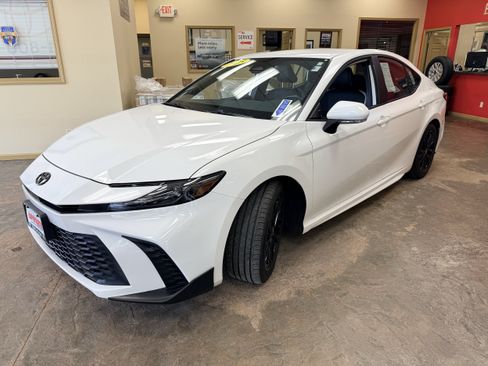 Used 2025 Toyota Camry SE FWD image 3