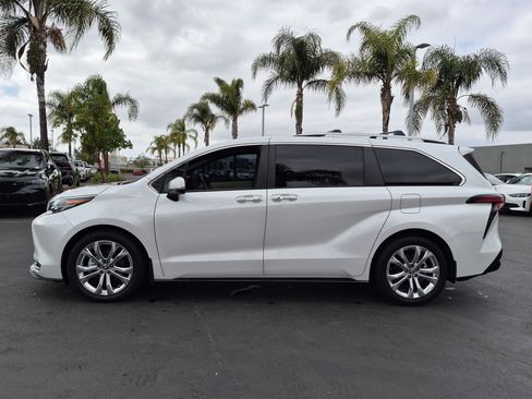 Used 2024 Toyota Sienna Platinum FWD image 7