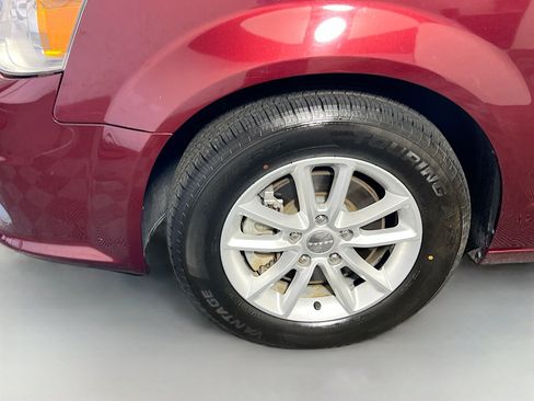 Used 2018 Dodge Grand Caravan SXT image 13