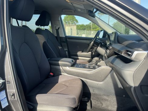 Used 2022 Toyota Highlander LE AWD/4WD image 31