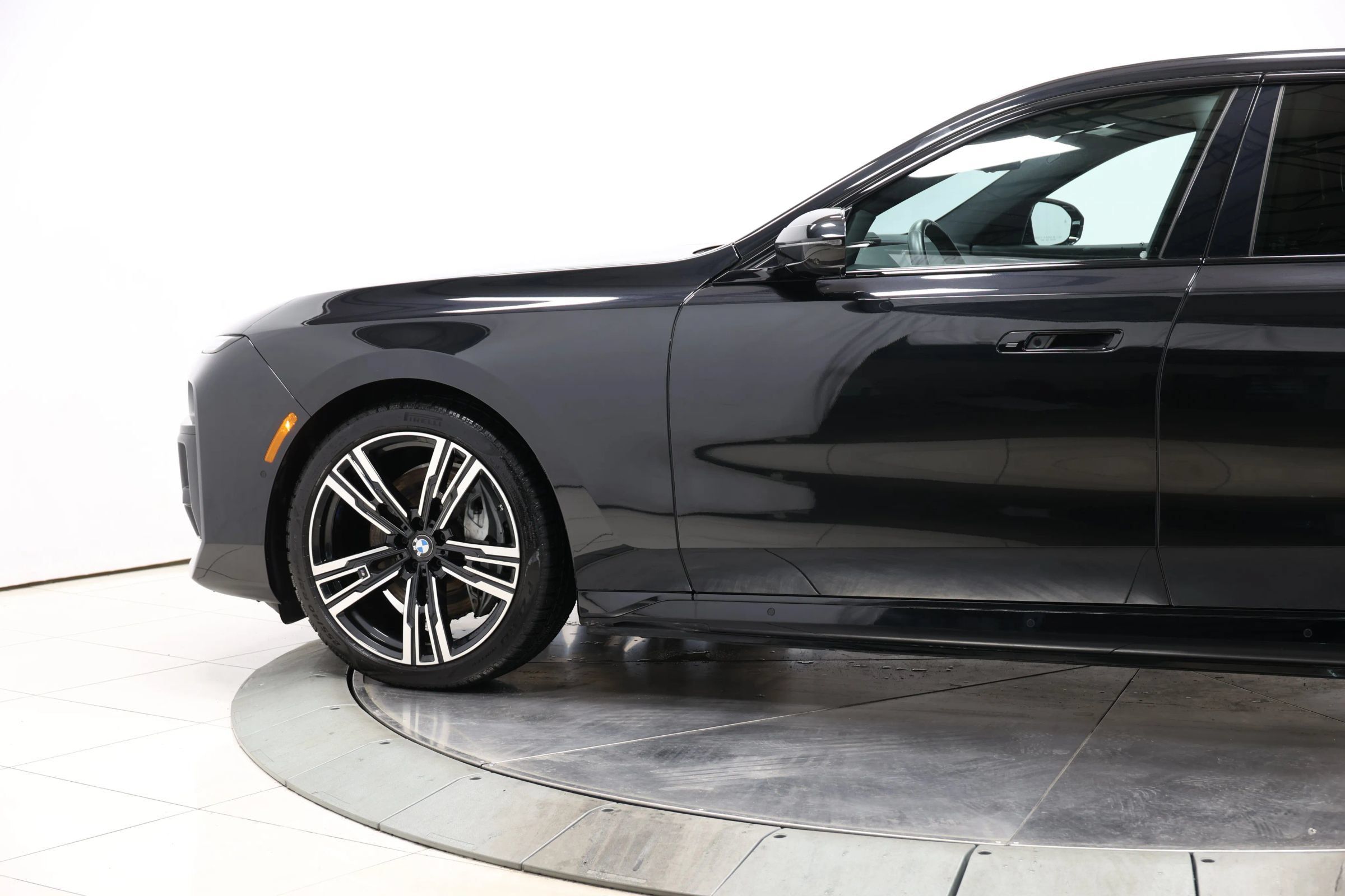 Used 2023 BMW i7 xDrive60 w/ Executive Package 2 AWD/4WD image 8