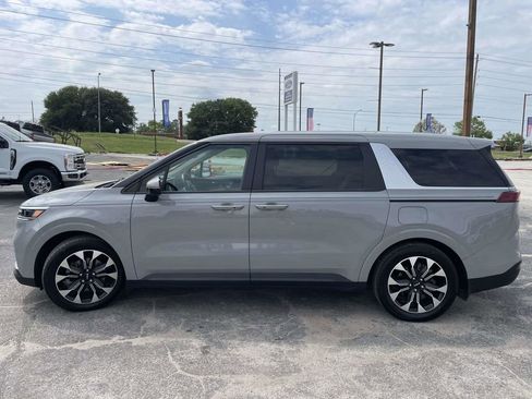 Used 2024 Kia Carnival EX image 6