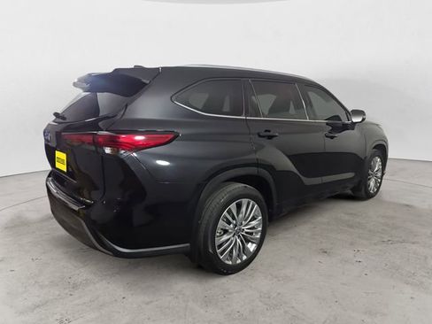 Used 2023 Toyota Highlander Platinum image 5