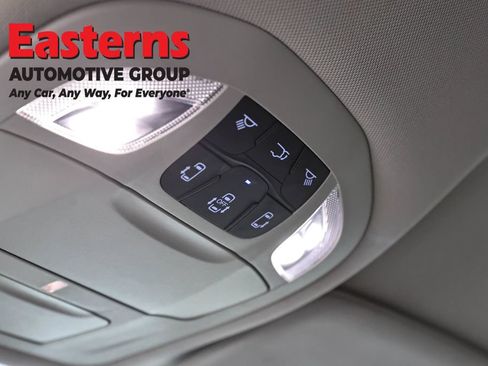 Used 2023 Chrysler Pacifica Touring-L FWD image 21