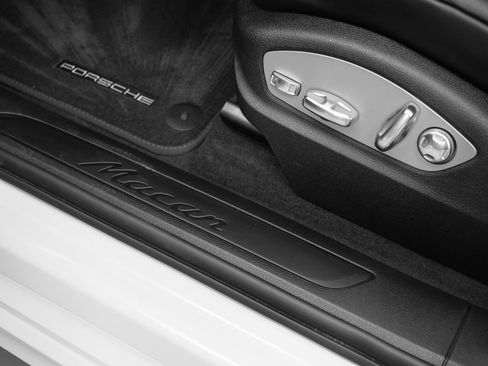 Used 2025 Porsche Macan image 25