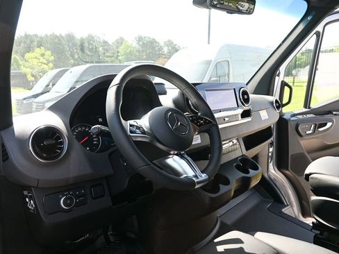Used 2025 Mercedes-Benz Sprinter 2500 image 6