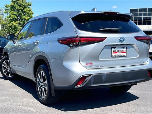 Used 2023 Toyota Highlander XLE AWD/4WD image 11