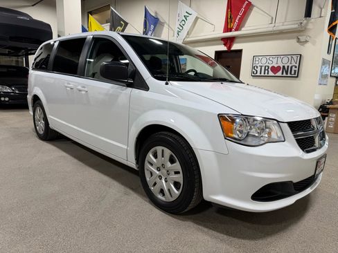 Used 2018 Dodge Grand Caravan SE w/ UConnect Hands-Free Group image 14