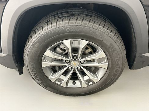 Used 2025 Chevrolet Equinox LT AWD/4WD image 11