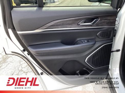 Used 2025 Jeep Grand Cherokee Limited w/ Black Appearance Package AWD/4WD image 13