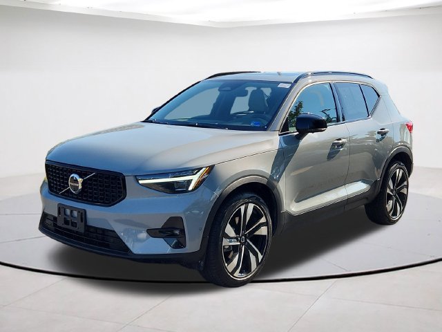 Certified 2026 Volvo XC40 B5 Plus AWD/4WD image 1