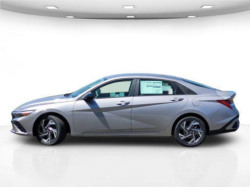New 2025 Hyundai Elantra SEL image 4