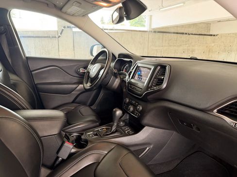 Used 2019 Jeep Cherokee Latitude Plus w/ Comfort/Convenience Group AWD/4WD image 22