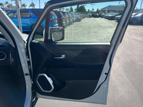 Used 2021 Jeep Renegade Latitude AWD/4WD image 34
