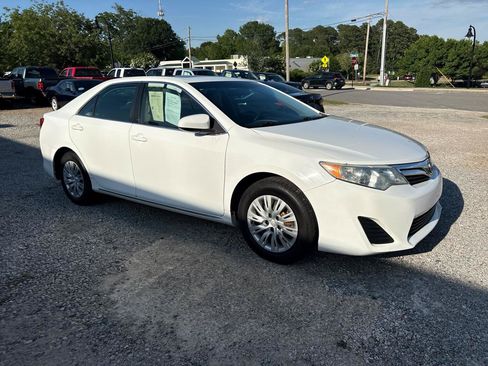 Used 2014 Toyota Camry LE w/ Moonroof Package FWD image 6