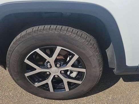 Certified 2025 Jeep Grand Cherokee L Limited w/ Luxury Tech Group II AWD/4WD image 12