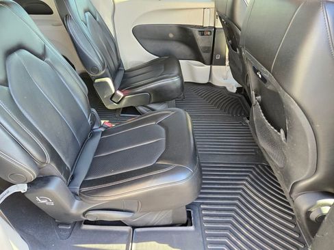 Used 2023 Chrysler Pacifica Touring-L image 15