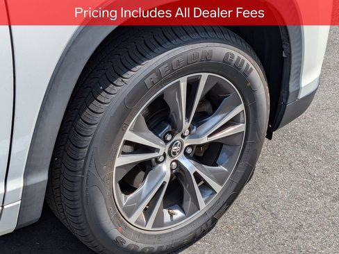 Used 2016 Toyota Highlander XLE FWD image 9