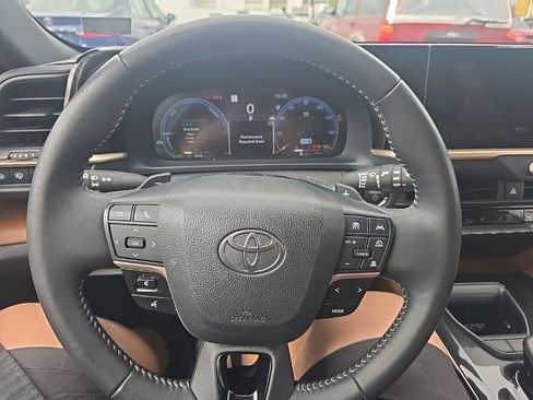 Certified 2025 Toyota Crown Signia image 14