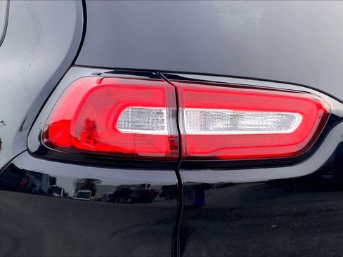 Used 2017 Jeep Cherokee Sport image 22