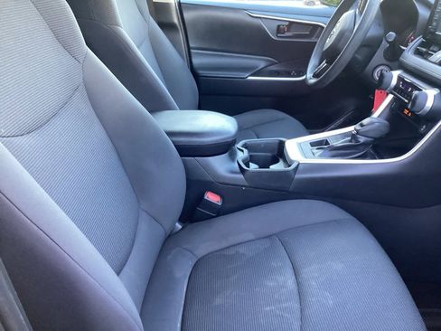 Used 2019 Toyota RAV4 LE image 3