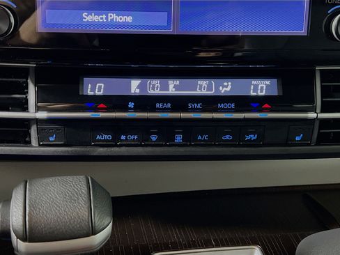 Used 2024 Toyota Sienna XLE image 26