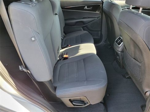 Used 2019 Kia Sorento L image 14